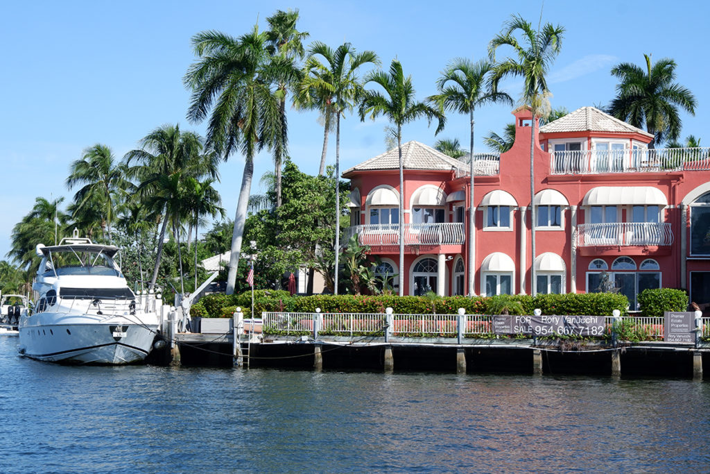 Three day Fort Lauderdale itinerary: the city houses seen from the boat