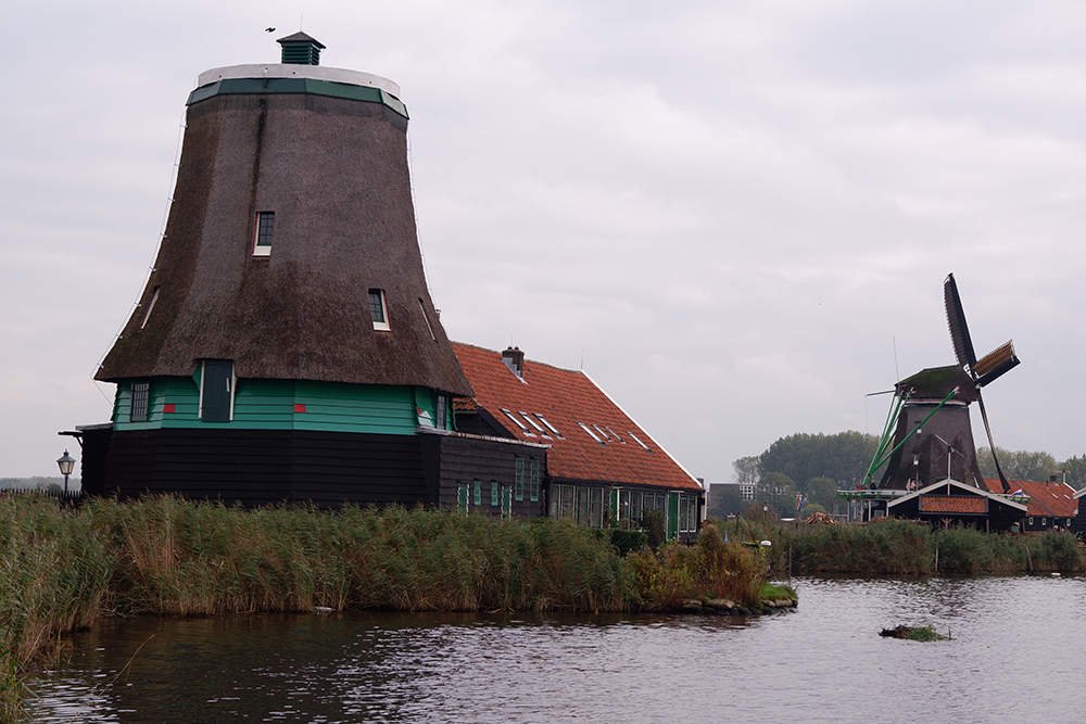 Amsterdam day trips: Zaanse Schans village in pictures: large traditional home 