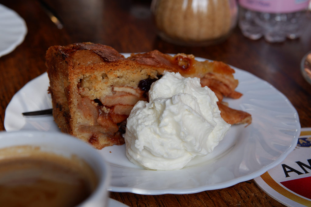 Exploring Jordaan, the historic neighbourhood in Amsterdam: apple pie with whipped cream on the side