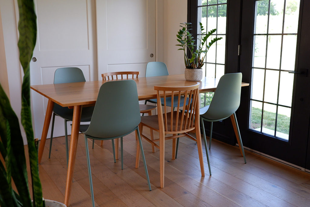 Experience the charm of West Avenue Cider cottage near Hamilton: dining area with mixed wooden and plastic shares 