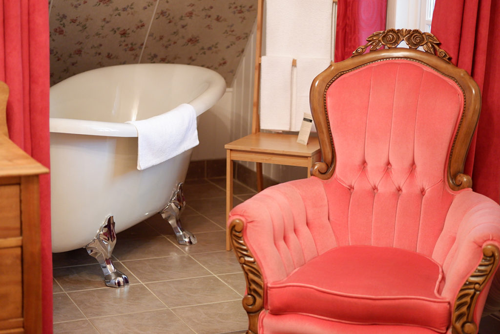 Auberge Sous Les Arbres BNB on-suite bathtub and pink chair 