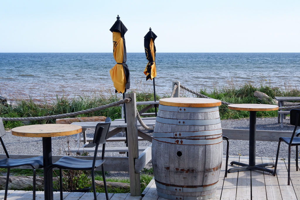 barrel table with a view on the ocean