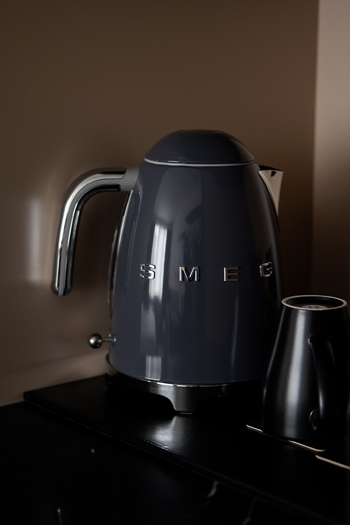 The Westley Calgary Downtown: Smeg teapot