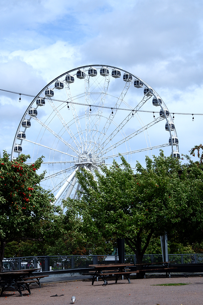 Montréal City Guide: ferris wheel behind the trees