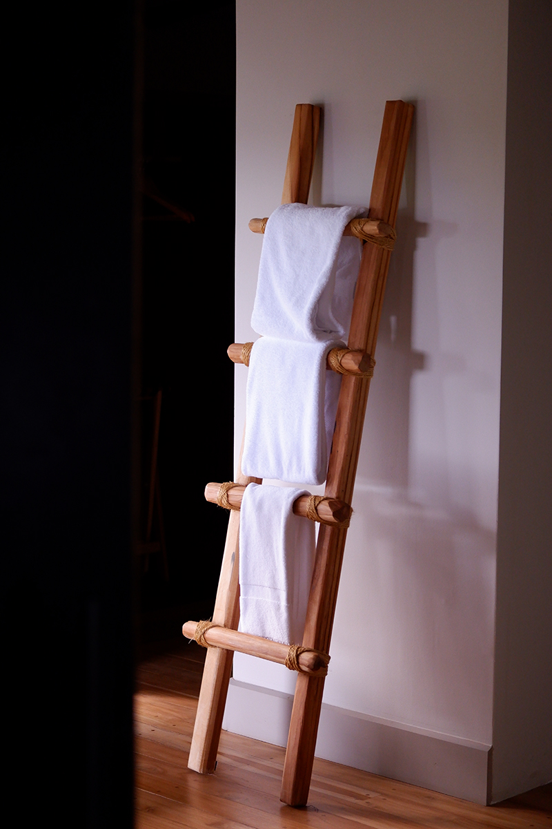 Hotel Punta Islita Costa Rica: towel rack on a wooden ladder 