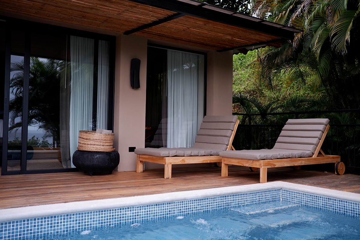 Hotel Punta Islita Costa Rica, Honeymoon Suite: plunge pool and two sun-beds in front of the room