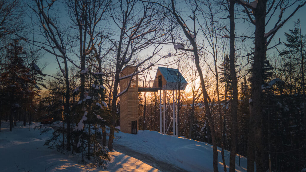 Winter in Quebec, view of the Repère Boréal cabin at sunset