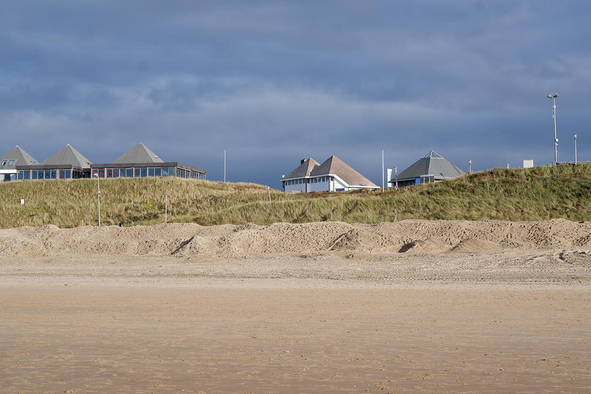 Amsterdam day trips: Bloemendaal aan Zee beach at the North Sea: houses over the hill as seen from the beach