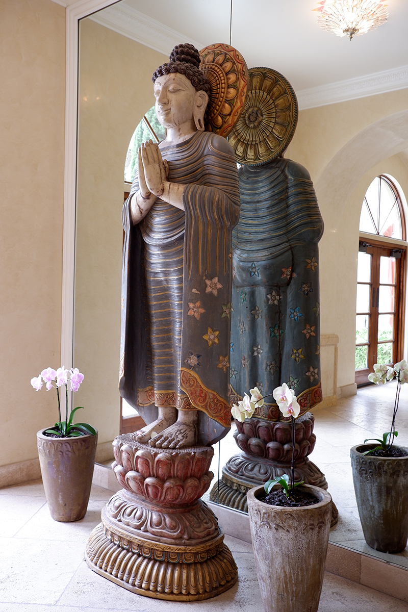 A large figure from Rajasthan India with the mirror behind it reflecting eternity and calling people to togetherness in peace