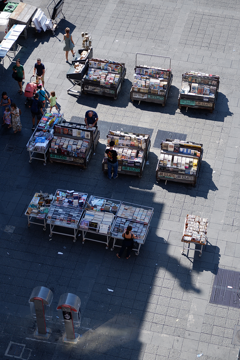 Stay in the historic heart of Naples at the Rinuccini Relais Hotel: book vendors