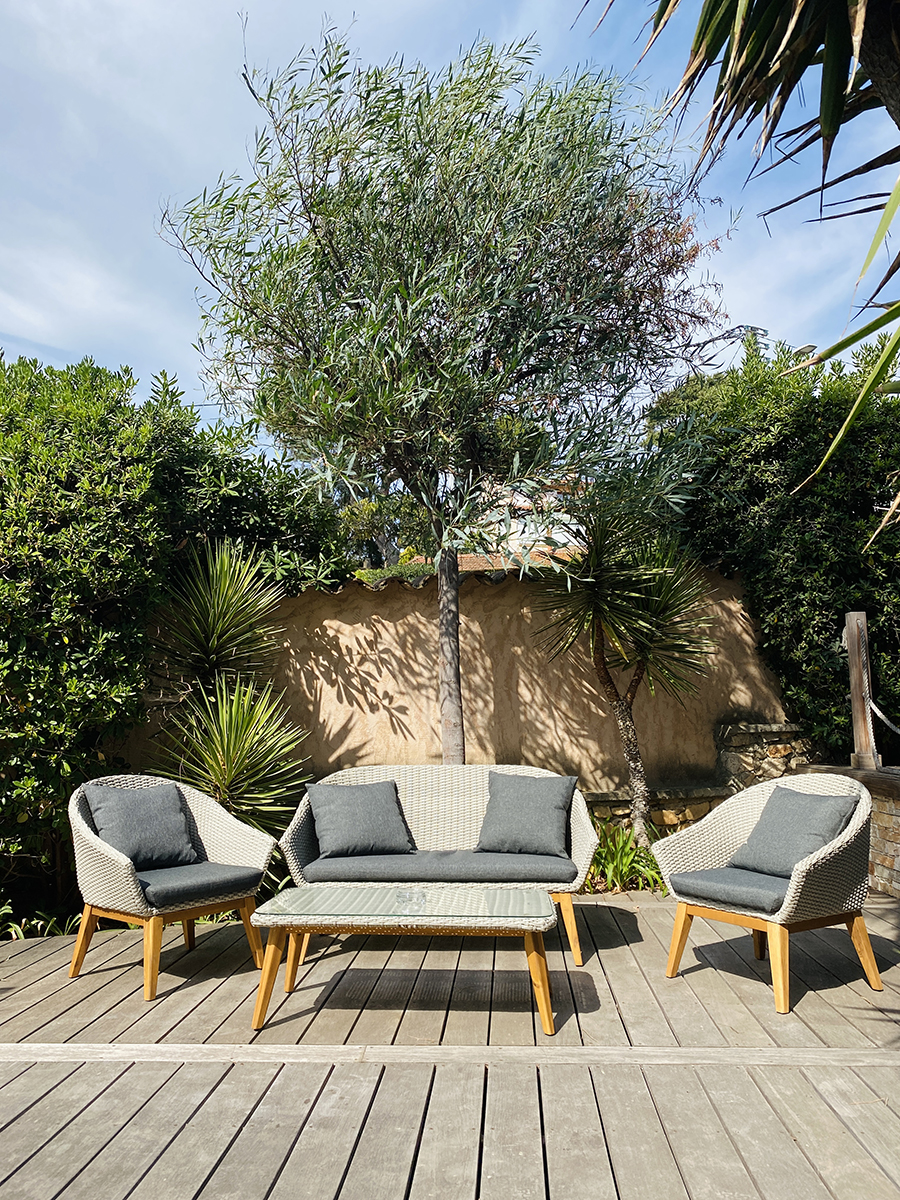 Hôtel Escapade, Le Pradet, outdoor seating area, two chairs and a loveseat